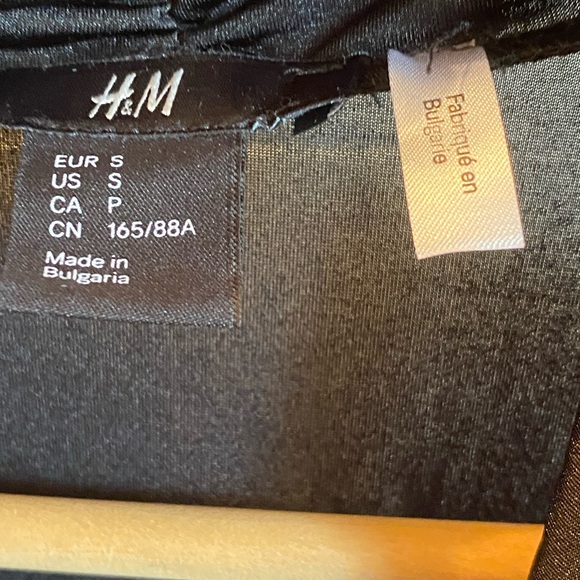 Black scoop neck top. H&M size S - Picture 3 of 6